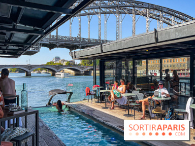 Bar OFF Paris Seine : le bar flottant insolite au bord d'une piscine, avec vue sur la Seine 