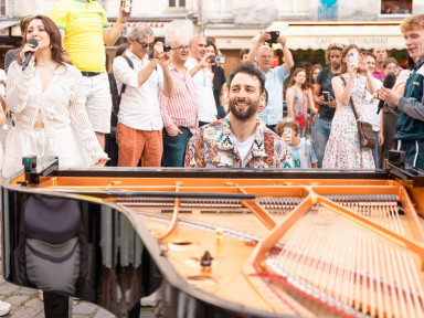 Spectacle / Flash Mob Julien Cohen et choristes Paris SOUS EMBARGO