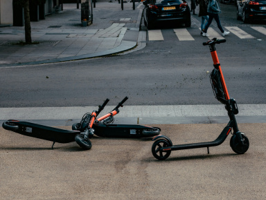 Trottinettes électriques : le gilet de haute visibilité est-il obligatoire la journée ou seulement le soir ?