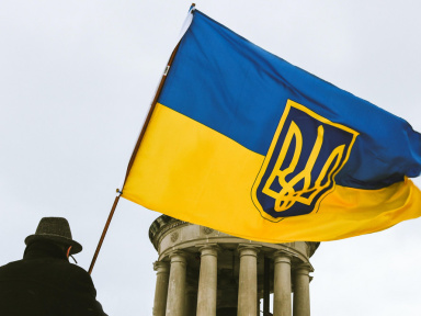 Guerre en Ukraine : Balenciaga lance un T-shirt exclusif pour soutenir les réfugiés ukrainiens