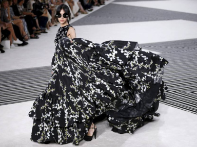 Paris Fashion Week : les images du défilé Giambattista Valli Haute Couture 2023-2024