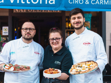 Pizza napolitaine de compétition à la pizzeria La Vittoria dans le marais