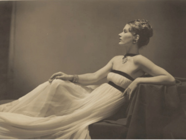 Lisa Fonssagrives portant une robe directoire Vionnet en mousseline blanche, Harper’s Bazaa