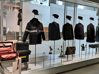Sous toutes les coutures : une exposition sur le vêtement de travail au Musée Postal