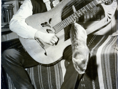 Le Parisien Ravi : l'expo pour le centenaire de Boris Vian sur les grilles de la Tour Saint Jacques