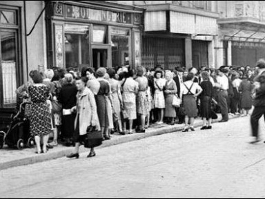 Queue devant une boulangerie.
Paris, août 1944.
© Roger-Viollet