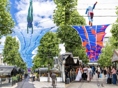 Le 100 mètres artistique : une œuvres sportive dans le ciel de Bercy Village