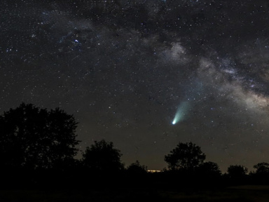 La comète Lemmon visible dans le ciel à l'œil nu, quand et comment l'observer ?