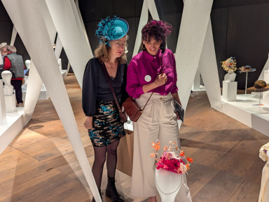 Une exposition gratuite de chapeaux "couture" colorés et des démonstrations de savoir-faire à Meudon