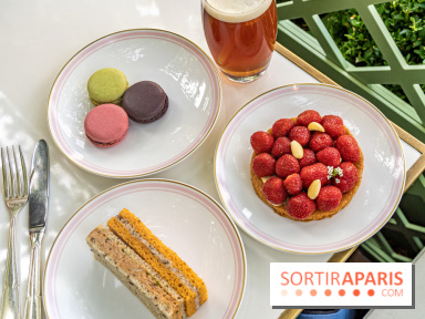 La terrasse fleurie de Ladurée à Paris sur les Champs-Elysées