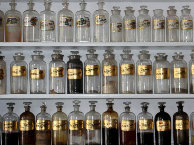 Le musée Albarelle, musée insolite dédié à l'univers de la pharmacie, à Orsay (91)