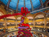 Les vitrines et le sapin géant de Noël des Galeries Lafayette 2025, inauguration avec Clara Luciani