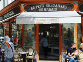 Au Petit Versailles du Marais, l'une des plus anciennes pâtisseries de Paris au décor 18e siècle