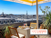La terrasse estivale du Printemps Haussmann 2025 avec vue sur Paris et la Tour Eiffel