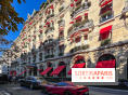 Plaza Athénée : une installation design XXL gratuite signée Uchronia exposée dans la cour du palace - 2