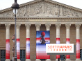 Seth habille la colonnade de l’Assemblée nationale - nos photos