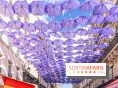 La rue Montorgueil transformée en Gotham pour célébrer la série The Penguin sur Max avec des parapluies violet