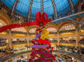 Les vitrines et le sapin géant de Noël des Galeries Lafayette 2025, inauguration avec Clara Luciani