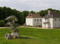 Cet ancien pavillon de chasse en région parisienne cache un jardin de sculptures monumentales 