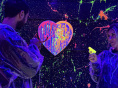 Saint-Valentin à Paris : un atelier de peinture en duo sous UV chez Paint Invaders