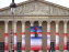 Seth habille la colonnade de l’Assemblée nationale - nos photos