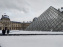 La Neige à Paris - Musée du Louvre pyramide