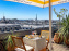 La terrasse estivale du Printemps Haussmann 2025 avec vue sur Paris et la Tour Eiffel
