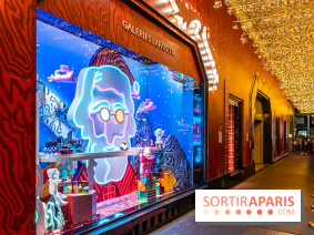 Vitrines et sapin de Noël des Galeries Lafayettes avec Clara Luciani - photos