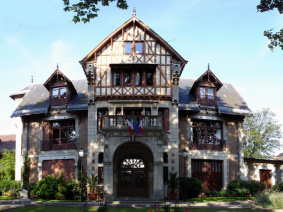 En région parisienne, cette mairie surprenante rappelle les maisons de Normandie