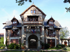 En région parisienne, cette mairie surprenante rappelle les maisons de Normandie