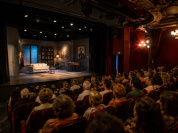 Salle de théâtre parisienne avec décor de scène
