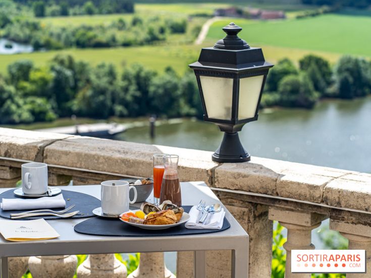 Le Brunch à volonté du belvédère au Domaine de la Corniche dans les Yvelines - photos -  table en terrasse avec vue