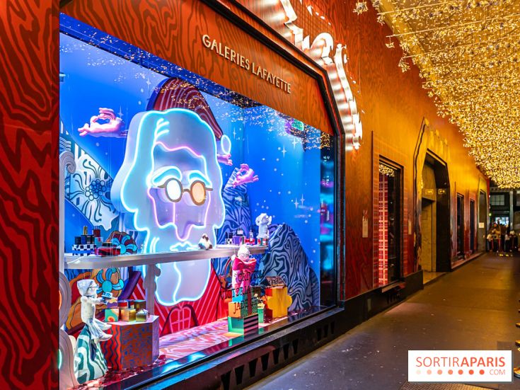 Vitrines et sapin de Noël des Galeries Lafayettes avec Clara Luciani - photos