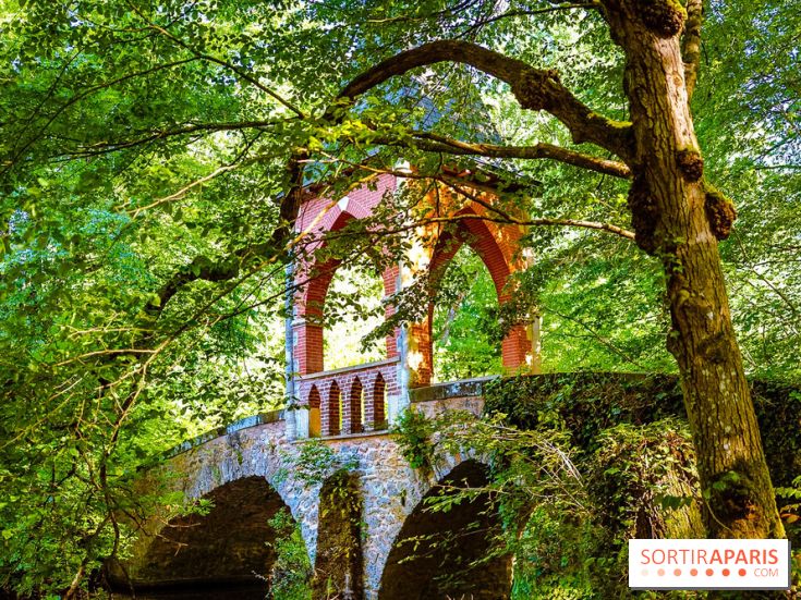 La réserve Naturelle des Etangs de Bonnelles, son pont kiosque, temple de l'amour et ses trésors