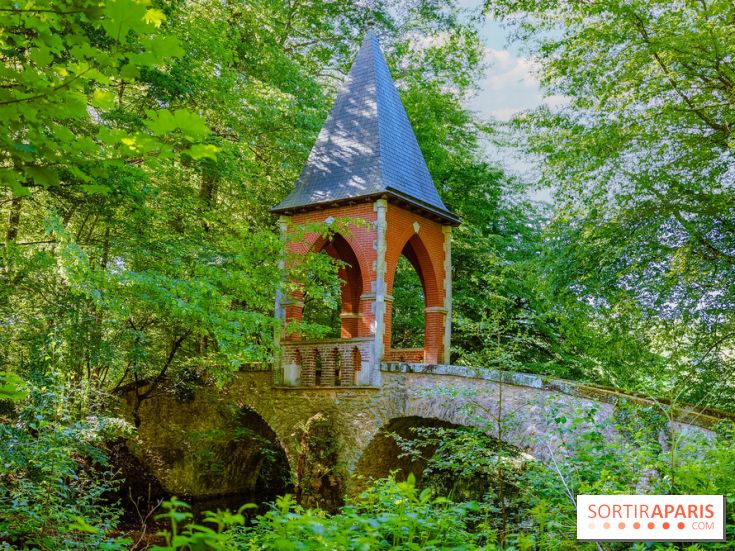 La réserve Naturelle des Etangs de Bonnelles, son pont kiosque, temple de l'amour et ses trésors