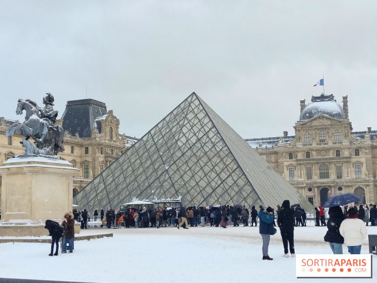 La Neige à Paris - Musée du Louvre pyramide