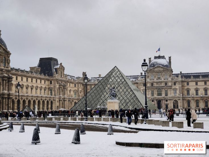 La Neige à Paris - Musée du Louvre pyramide