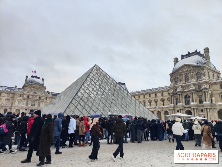 La Neige à Paris - Musée du Louvre pyramide foule