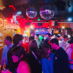 Un lieu inédit et festif : un pub / une discothèque et même un speakeasy bar (au même endroit)