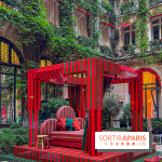 Plaza Athénée : une installation design XXL gratuite signée Uchronia exposée dans la cour du palace