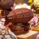 La Belle Envolée du Cheval Blanc Paris, l'Oeuf de Pâques dirigeable 2026 - A7C08051