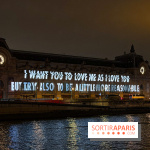 ÉCLAIRÉ par Jenny Holzer, projection lumineuse sur la façade du musée d'Orsay