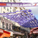 La rue Montorgueil transformée en Gotham pour célébrer la série The Penguin sur Max - parapluie violet rue Montorgueil