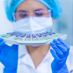 Coronavirus et traitements : les pistes de médicaments évoquées dans le monde