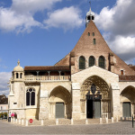 Au cœur d'une cité médiévale, cette église cache une lanterne des morts