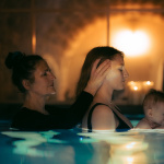 Insolite : une initiation au massage bébé dans un spa aquatique à Paris
