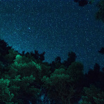 Paris sous les étoiles : observer les étoiles depuis les parcs parisiens