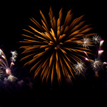 PSG Barcelone : un feu d'artifice tiré dans la nuit à Paris, à proximité de l'hôtel des Catalans