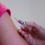 Vaccination : "On a eu tort de manquer d'ambition, de folie" en Europe, estime Macron