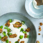 La recette de la mousse de yaourt, kiwi et granola de Juan Arbelaez, chef de Yaya